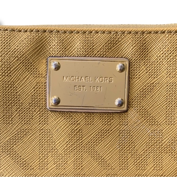 Micheal Kors Jet Set Gold Wristlet - Picture 6 of 7